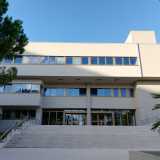 Economia e Commercio nacque nel 1935. La prima sede fu nell�Ufficio Anagrafe di Largo Fraccacreta, spazio che per anni condivise con Giurisprudenza. Il boom di iscritti degli anni 80 costrinse la Facolt� a cercare una �casa� pi� spaziosa, che trov� nel 1985 nell�attuale edificio situato in largo Abbazia Santa Scolastica, alla fine di via Camillo Rosalba
